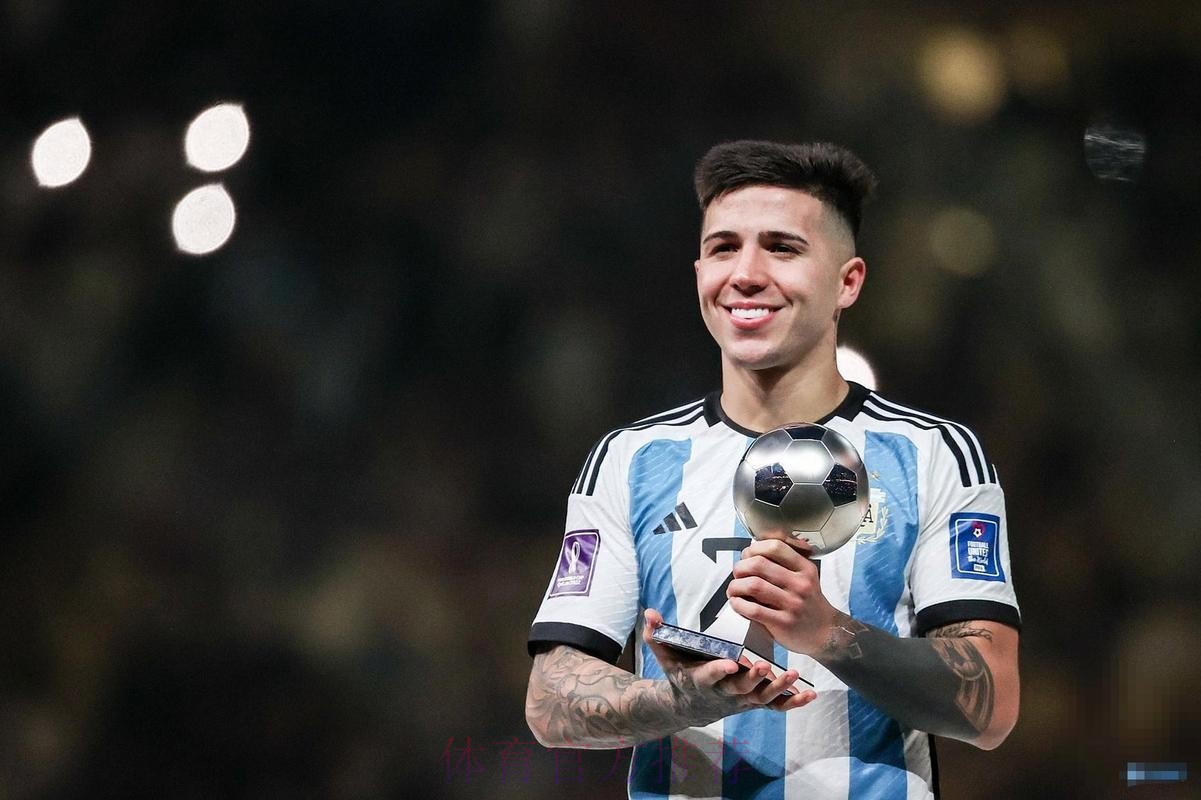 葡媒:皇马愿付恩佐1.2亿欧解约金 本菲卡已收到4份报价 葡媒:皇马愿付恩佐1.2亿欧解约金 本菲卡已收到4份报价